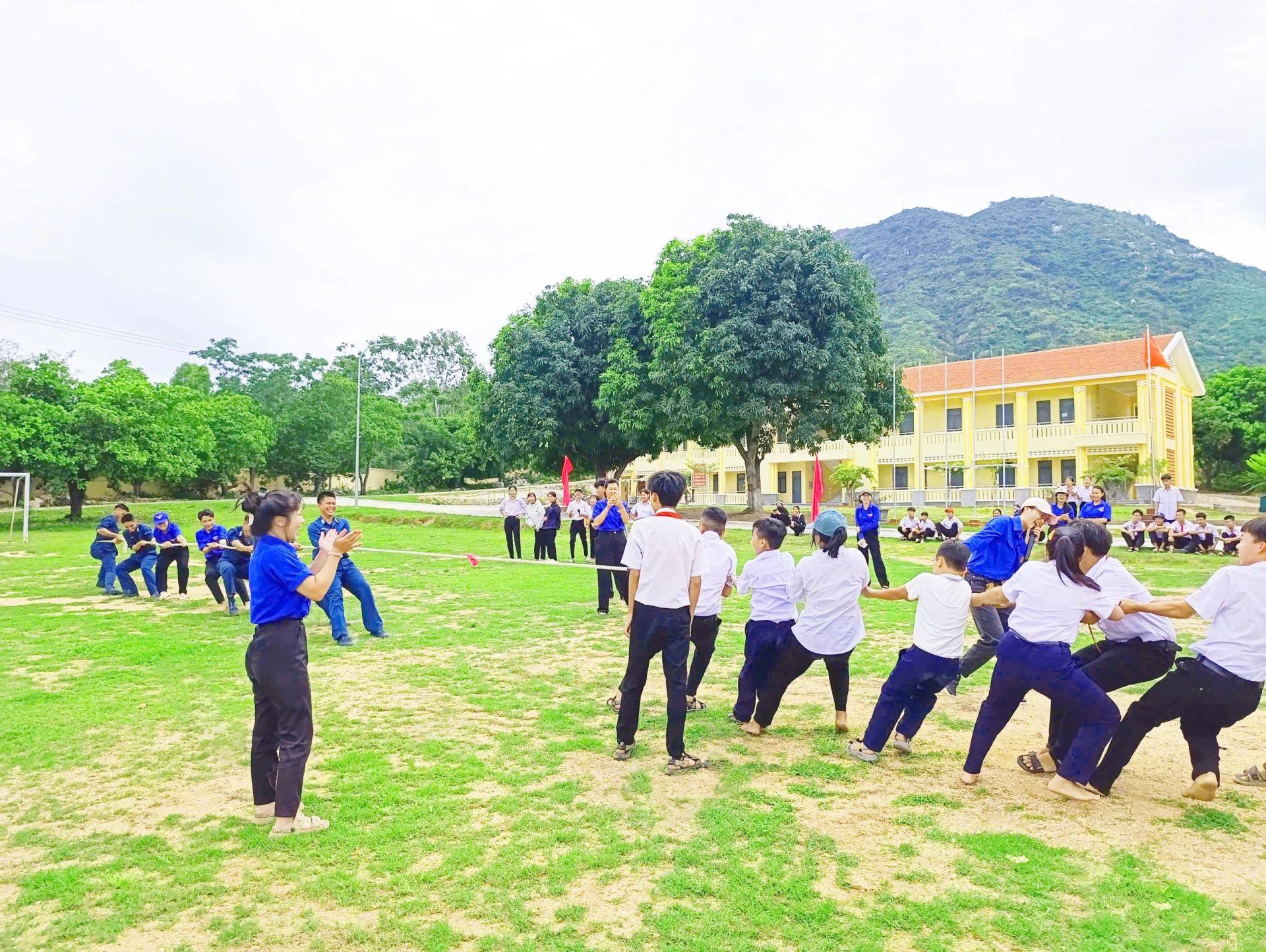 Các em học sinh trải nhiệm các hoạt động vui chơi cùng bộ đội.