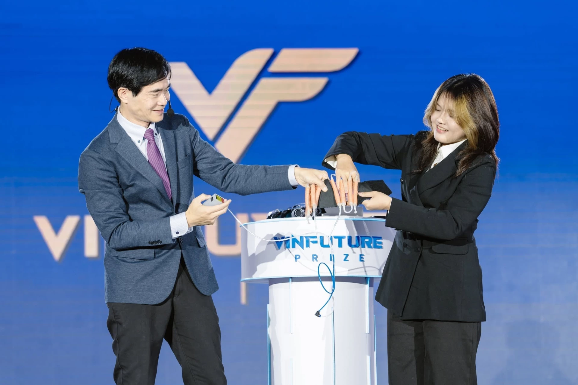 GS. Raymond Kai-yu Tong giới thiệu về công nghệ Bàn tay hy vọng tại Tuần lễ Khoa học Công nghệ VinFuture 2025. Ảnh: VinFuture.