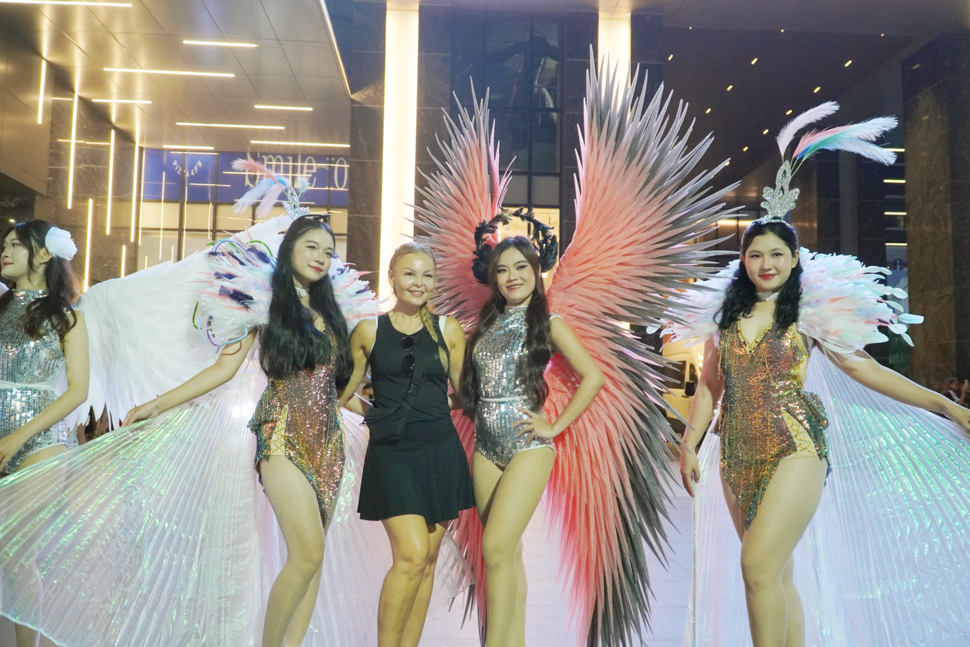 Du khách check-in cùng các vũ công carnival tại A&B Shopping Mall