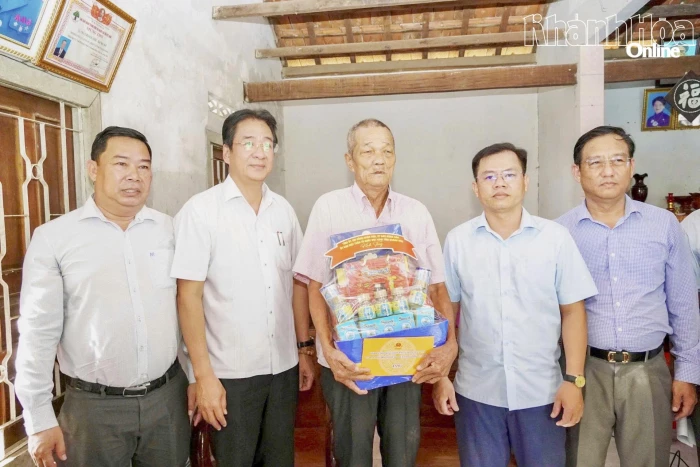 Phó Chủ tịch Thường trực UBND tỉnh Nguyễn Long Biên thăm, tặng quà gia đình chính sách tại xã Vạn Thắng