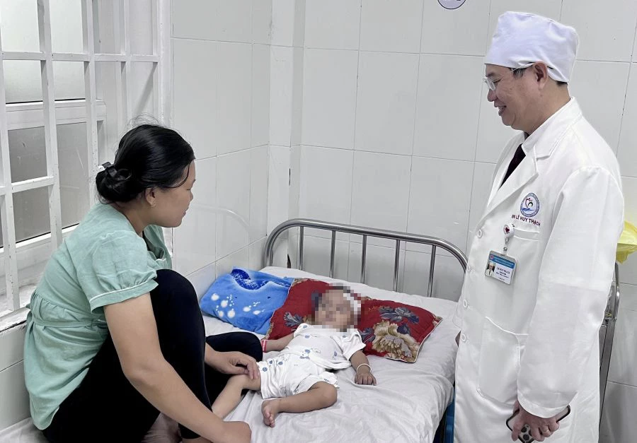 Thạc sĩ, bác sĩ chuyên khoa II Lê Huy Thạch - Giám đốc Bệnh viện Đa khoa Ninh Thuận thăm hỏi gia đình bệnh nhi Đào Xuân Thiện.
