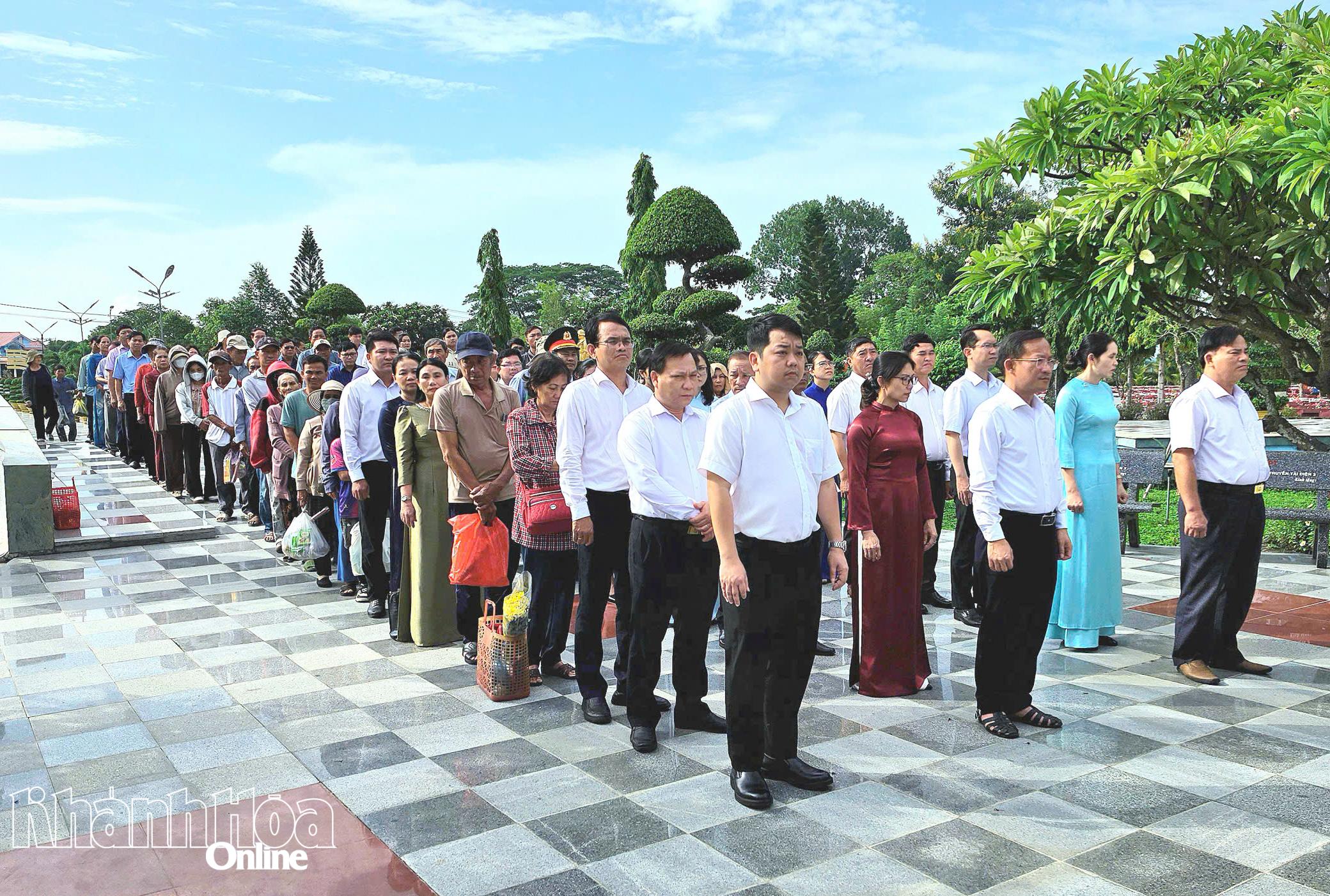 Các xã Ninh Phước, Phước Hậu, Phước Hữu tổ chức đoàn viếng Nghĩa trang liệt sĩ Bình Thuận