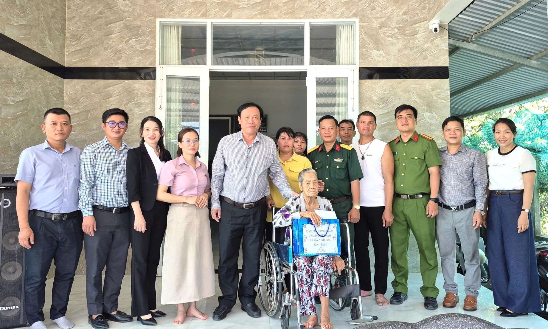 Đại diện lãnh đạo xã trao quà cho bà H Rah.