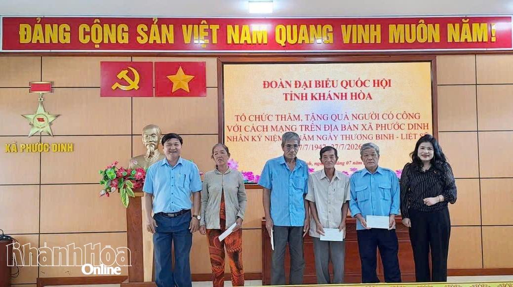 Đồng chí Đàng Thị Mỹ Hương trao quà cho các thương binh, bệnh binh và gia đình liệt sĩ tại xã Phước Dinh.