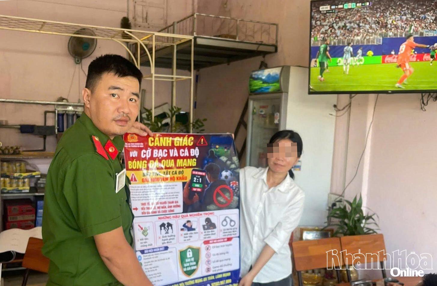 Công an phường Ba Ngòi tuyên truyền các hộ kinh doanh trên địa bàn chấp hành nghiêm các quy định pháp luật.