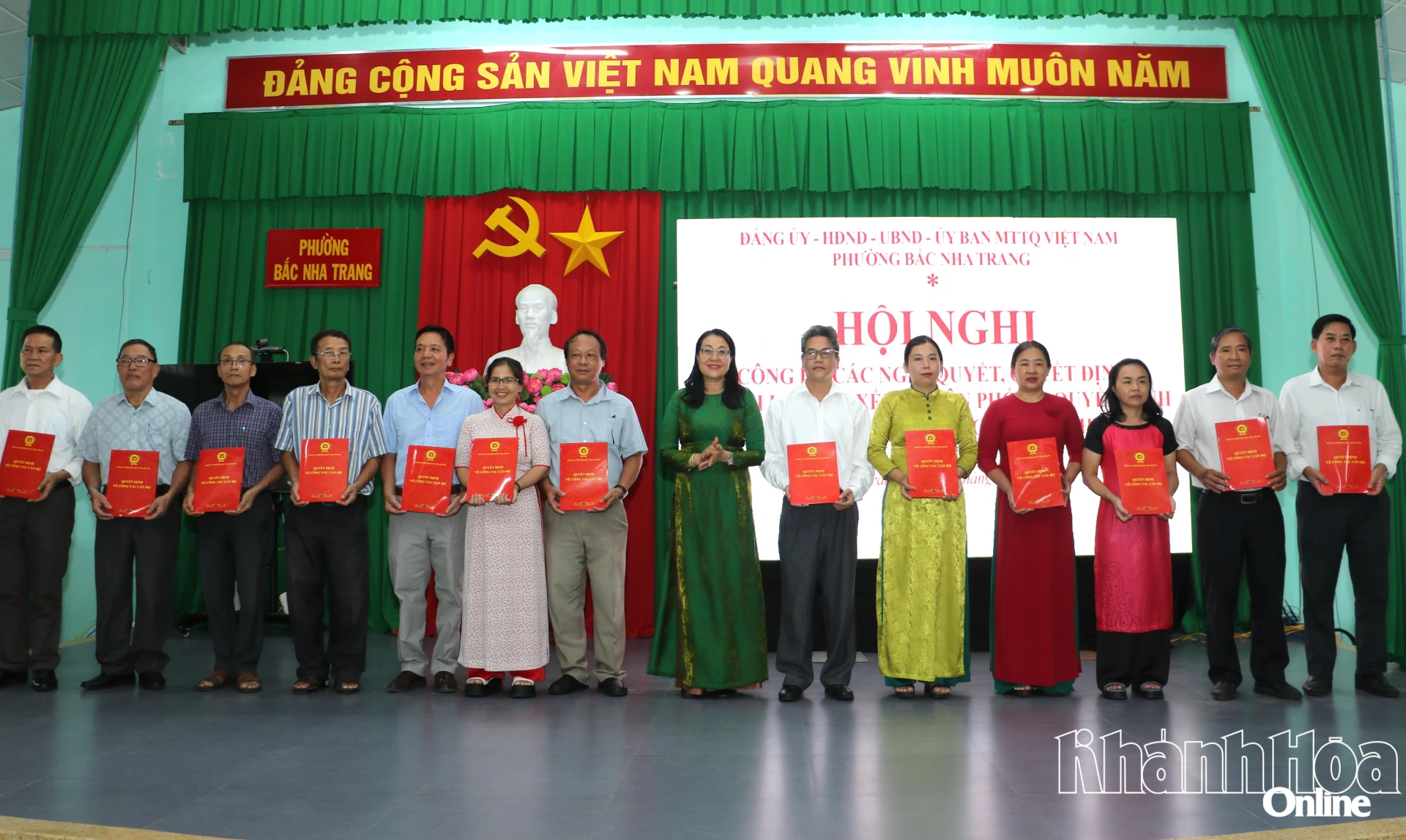Bà Nguyễn Thị Trung Thu - Bí thư Đảng ủy, Chủ tịch HĐND phường Bắc Nha Trang trao Quyết định thành lập cho các chi bộ.