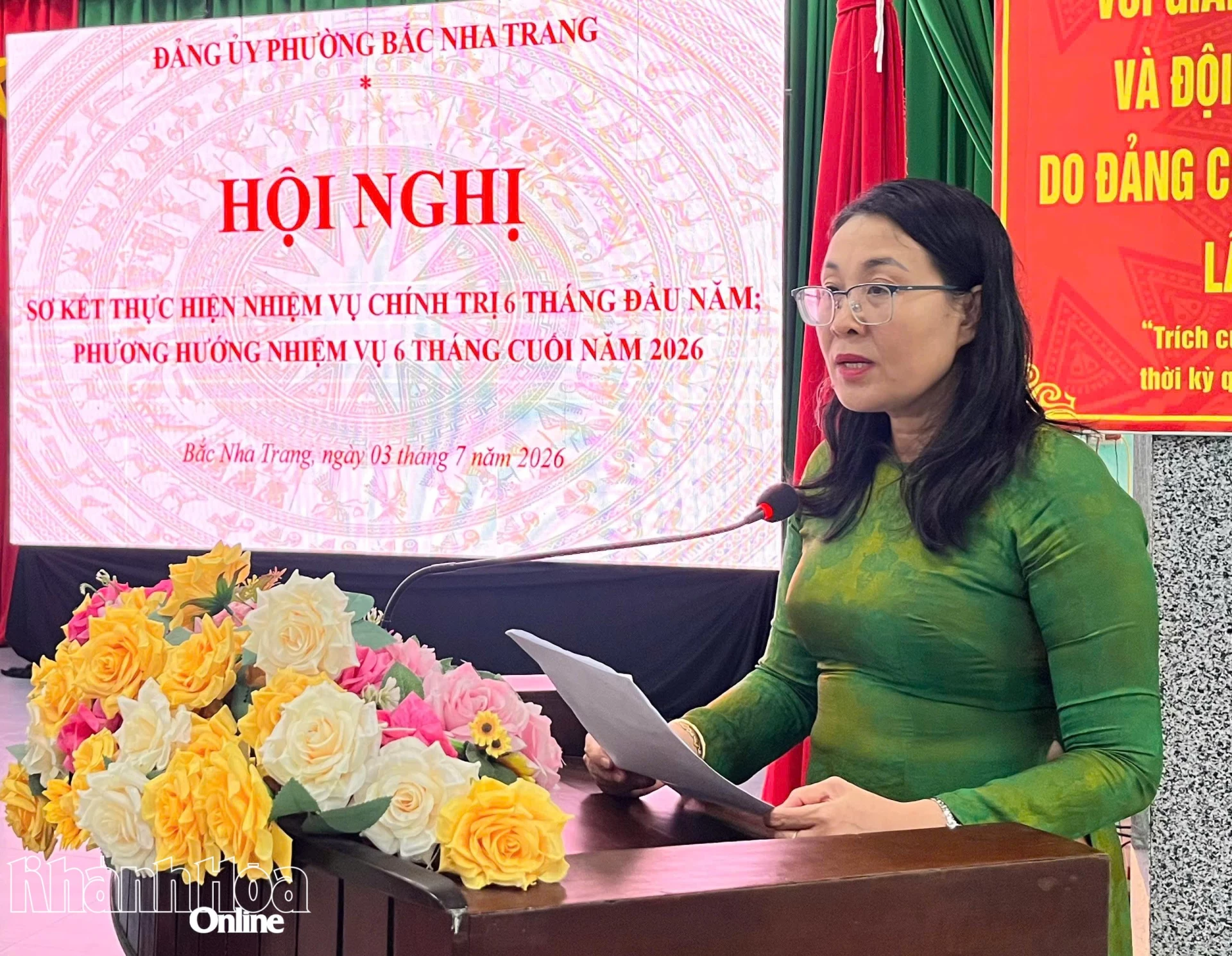 Bà Nguyễn Thị Xuân Thu - Bí thư Đảng ủy, Chủ tịch HĐND phường phát biểu tại hội nghị.