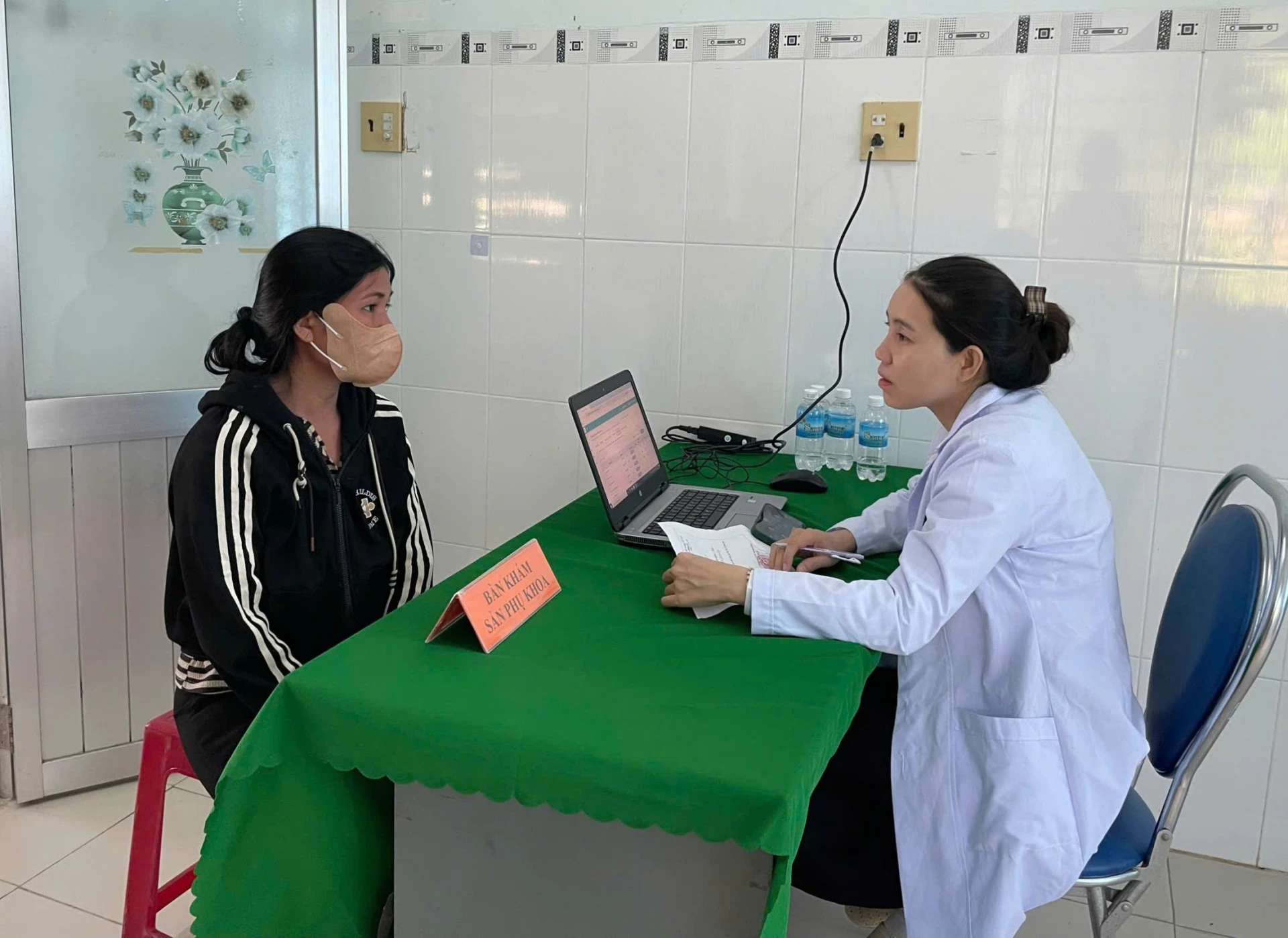 Bác sĩ khám bệnh và tư vấn sức khỏe cho người dân.