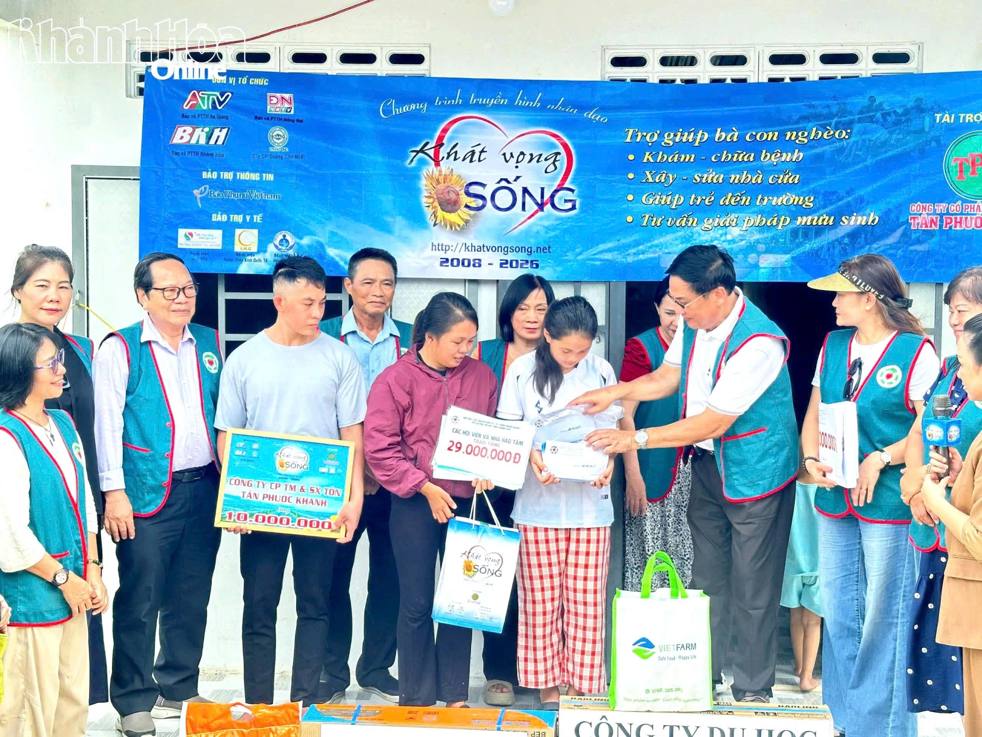 Đại diện Hội Bảo trợ người khuyết tật, bệnh nhân nghèo và quyền trẻ em tỉnh trao tiền cho gia đình em Nguyễn Thị Bích Nhi.