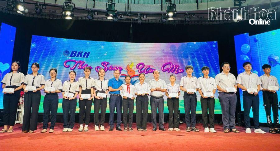 Lãnh đạo Báo và PTTH Khánh Hoà và Công ty Bảo Việt Nhân thọ Ninh Thuận trao học bổng cho các em