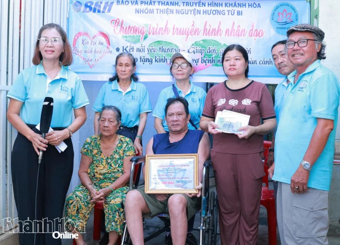 Trao hỗ trợ 47,5 triệu đồng cho gia đình công nhân bị đột quỵ