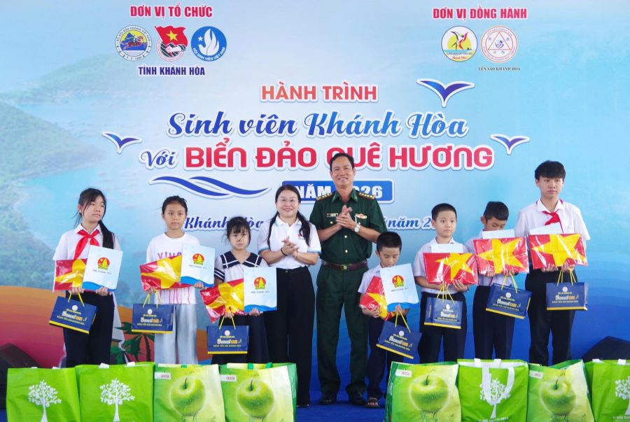 Đại tá Vũ ngọc Đoàn Chủ nhiệm Chính trị BĐBP tỉnh và đồng chí Huỳnh Thị Như Ý, Phó Bí thư Tỉnh đoàn Khánh Hòa trao quà cho các em học sinh.