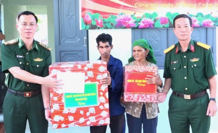 Xã Công Hải phối hợp bàn giao nhà cho gia đình chính sách