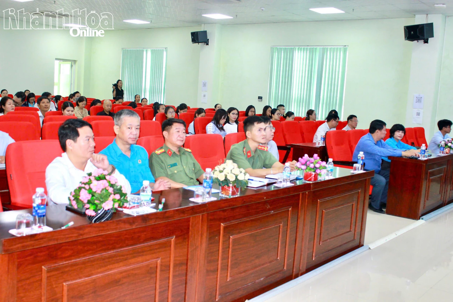 Đại diện Bảo hiểm xã hội tỉnh, sở, ngành và các đơn vị sử dụng lao động tham dự hội nghị.