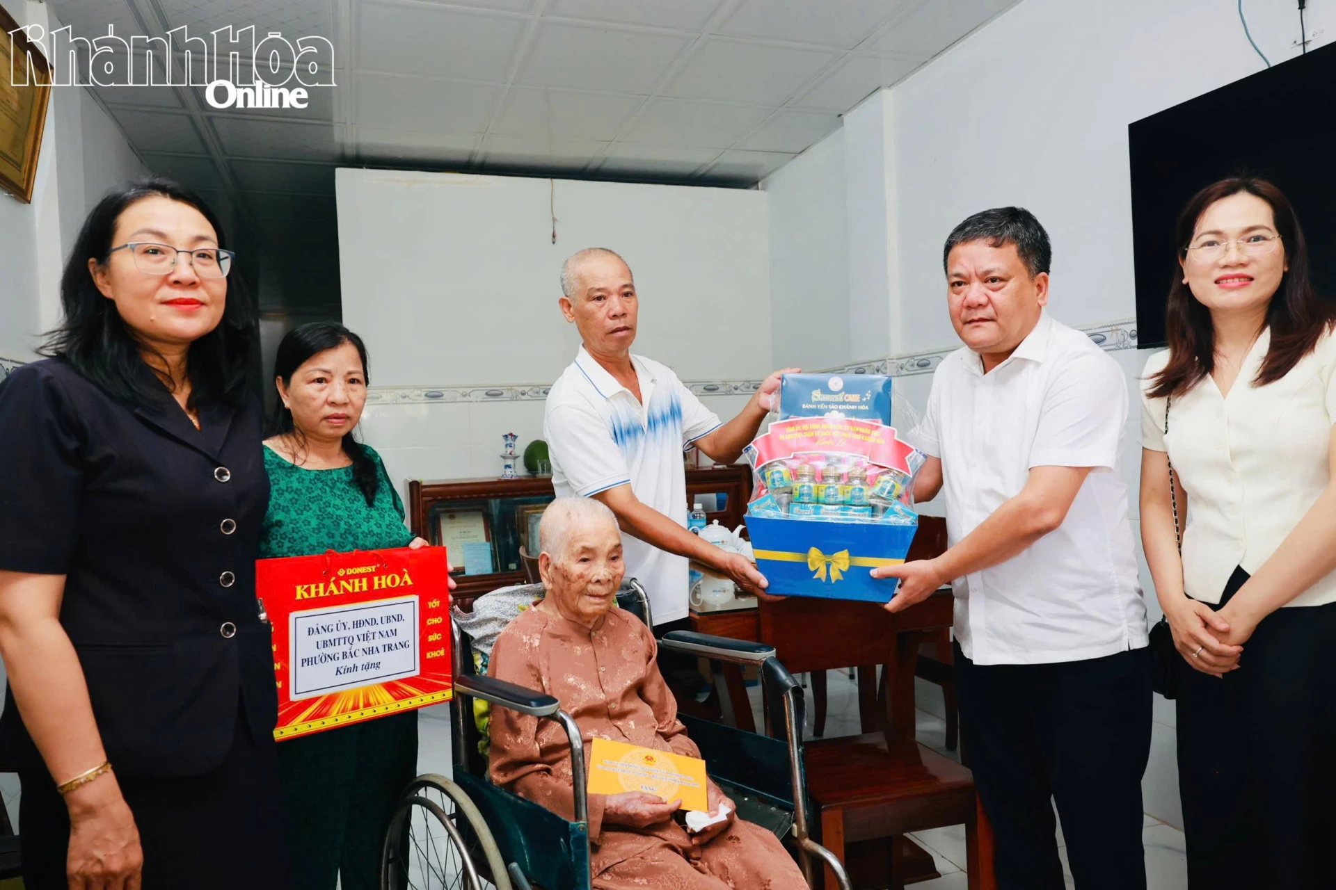 Bí thư Tỉnh ủy Trần Phong tặng quà gia đình Bà mẹ Việt Nam anh hùng Võ Thị Đức.
