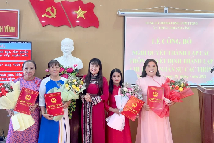 Xã Trung Khánh Vĩnh công bố quyết định thành lập 6 chi bộ thôn 