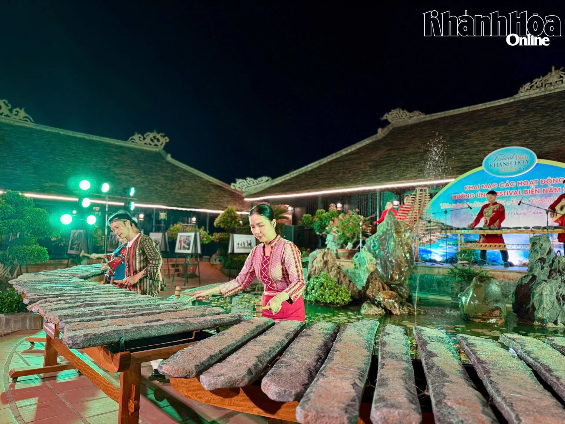 Các nghệ sĩ biểu diễn trên bộ đàn đá 54 thanh.