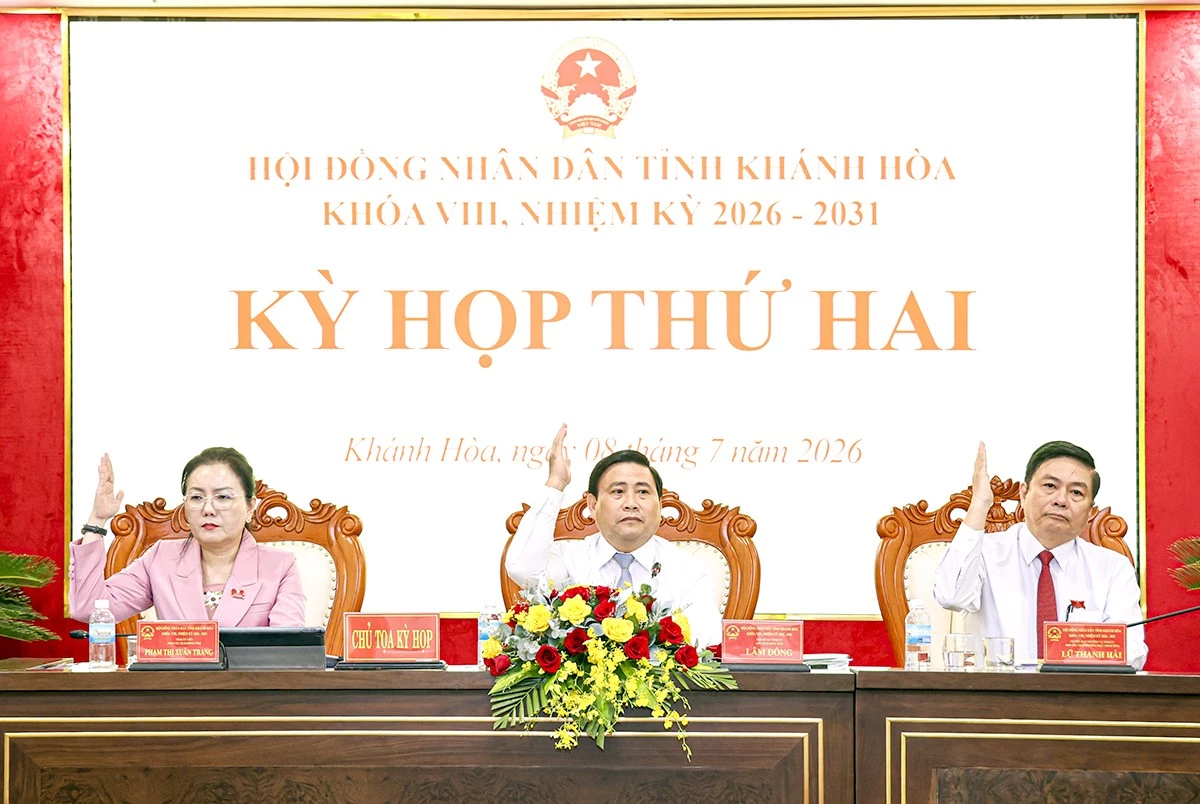 Chủ tọa kỳ họp biểu quyết thông qua nghị quyết.