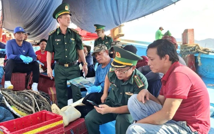 Đồn Biên phòng Cam Ranh tuyên truyền chuyển đổi số và chống khai thác IUU cho ngư dân 