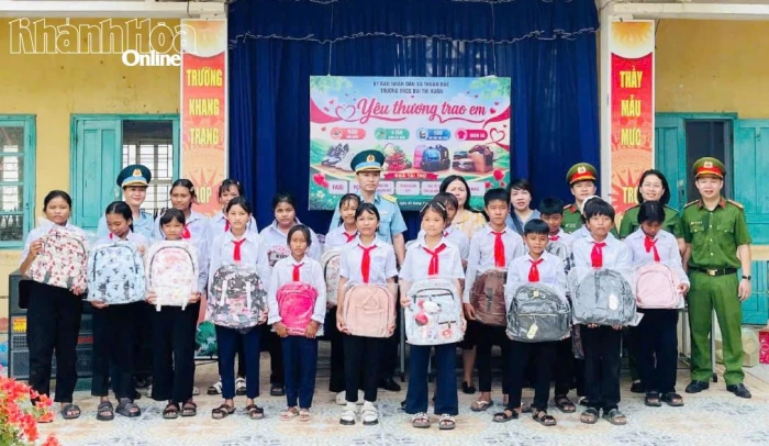 Trao hơn 3 tấn rau, củ và quà tặng cho học sinh Trường THCS Bùi Thị Xuân