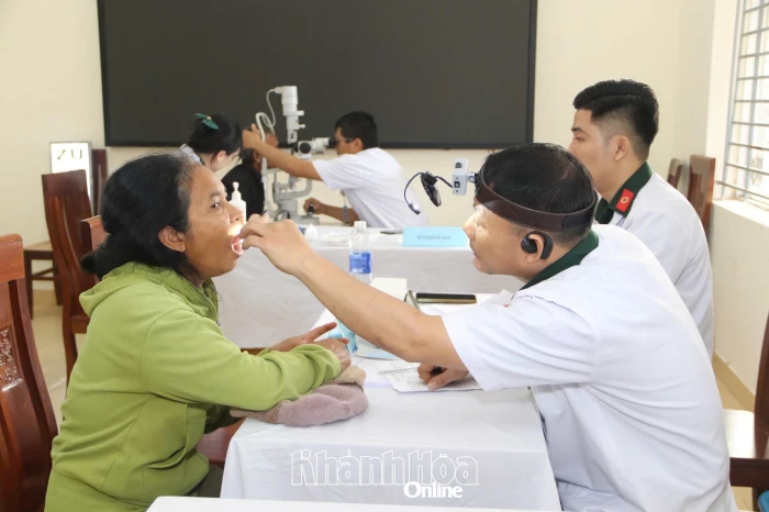 Bệnh viện Quân y 87 khám và phát thuốc miễn phí cho gần 300 người dân xã Đông Khánh Sơn