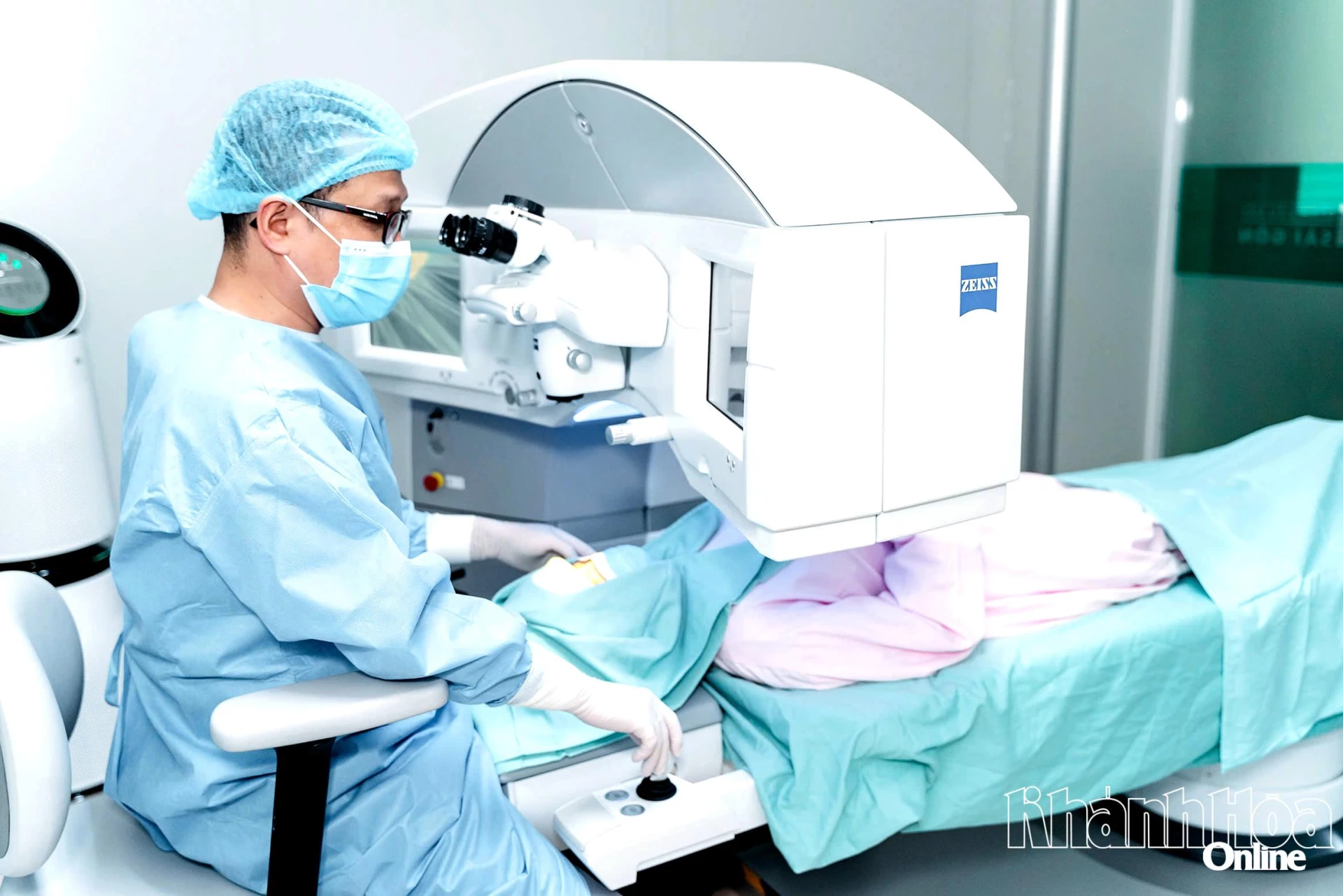 Thực hiện ca phẫu thuật mắt tại Bệnh viện Mắt Sài Gòn Nha Trang.