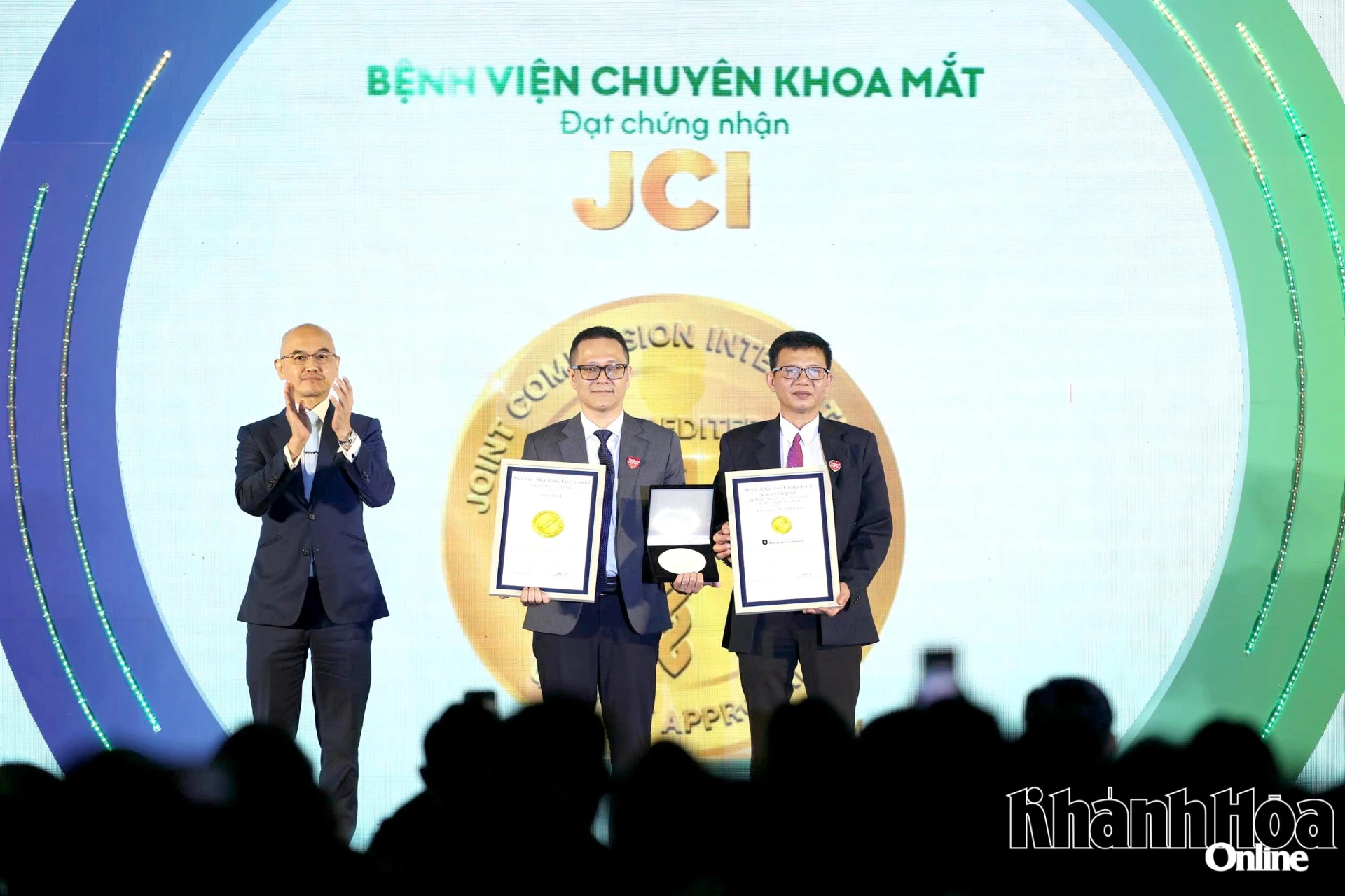 Lãnh đạo Bệnh viện Mắt Sài Gòn Nha Trang nhận chứng nhận JCI.