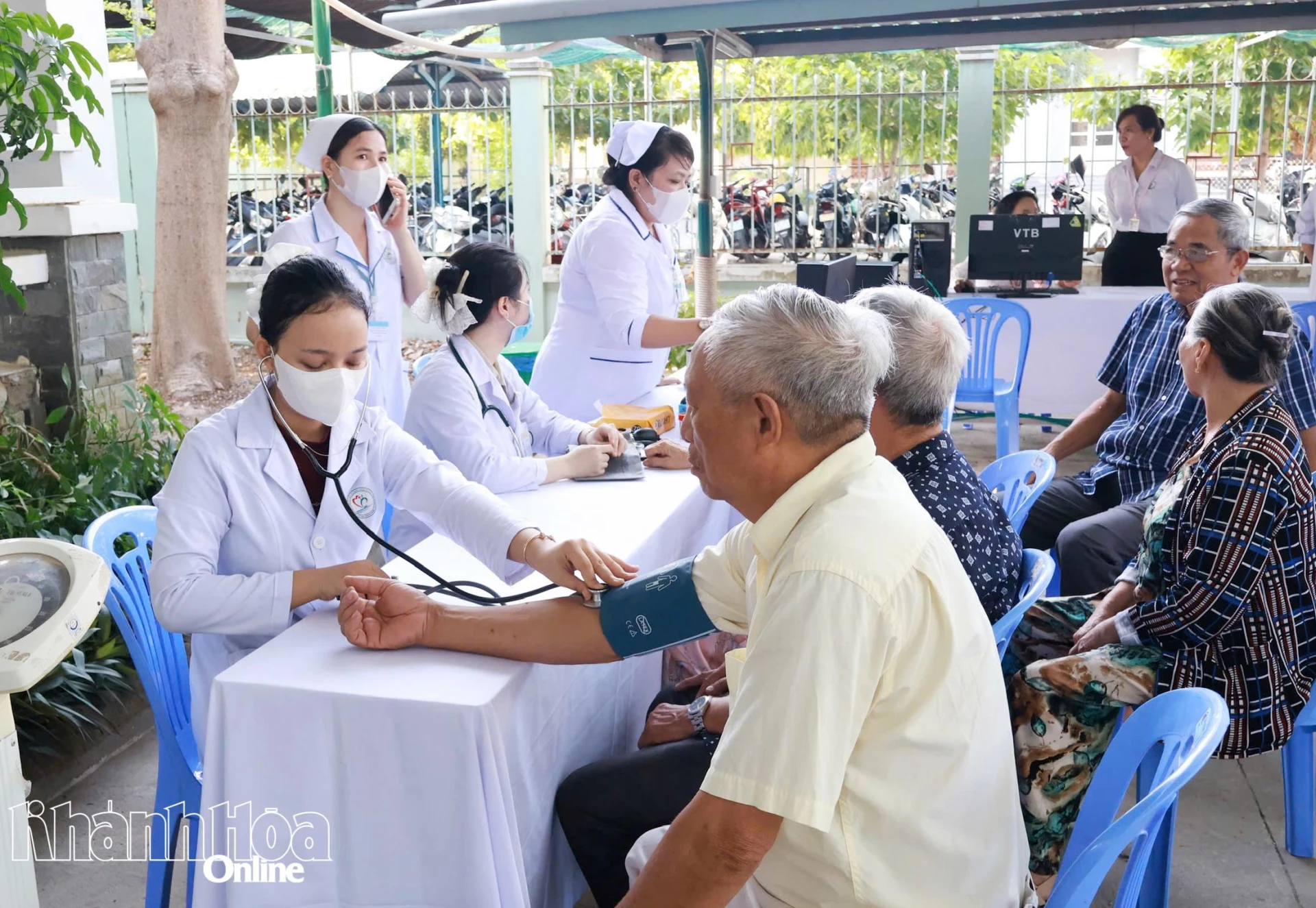 Ngay sau lễ ra quân, Bệnh viện Đa khoa Ninh Thuận đã triển khai chương trình khám sức khỏe miễn phí cho người dân các phường.