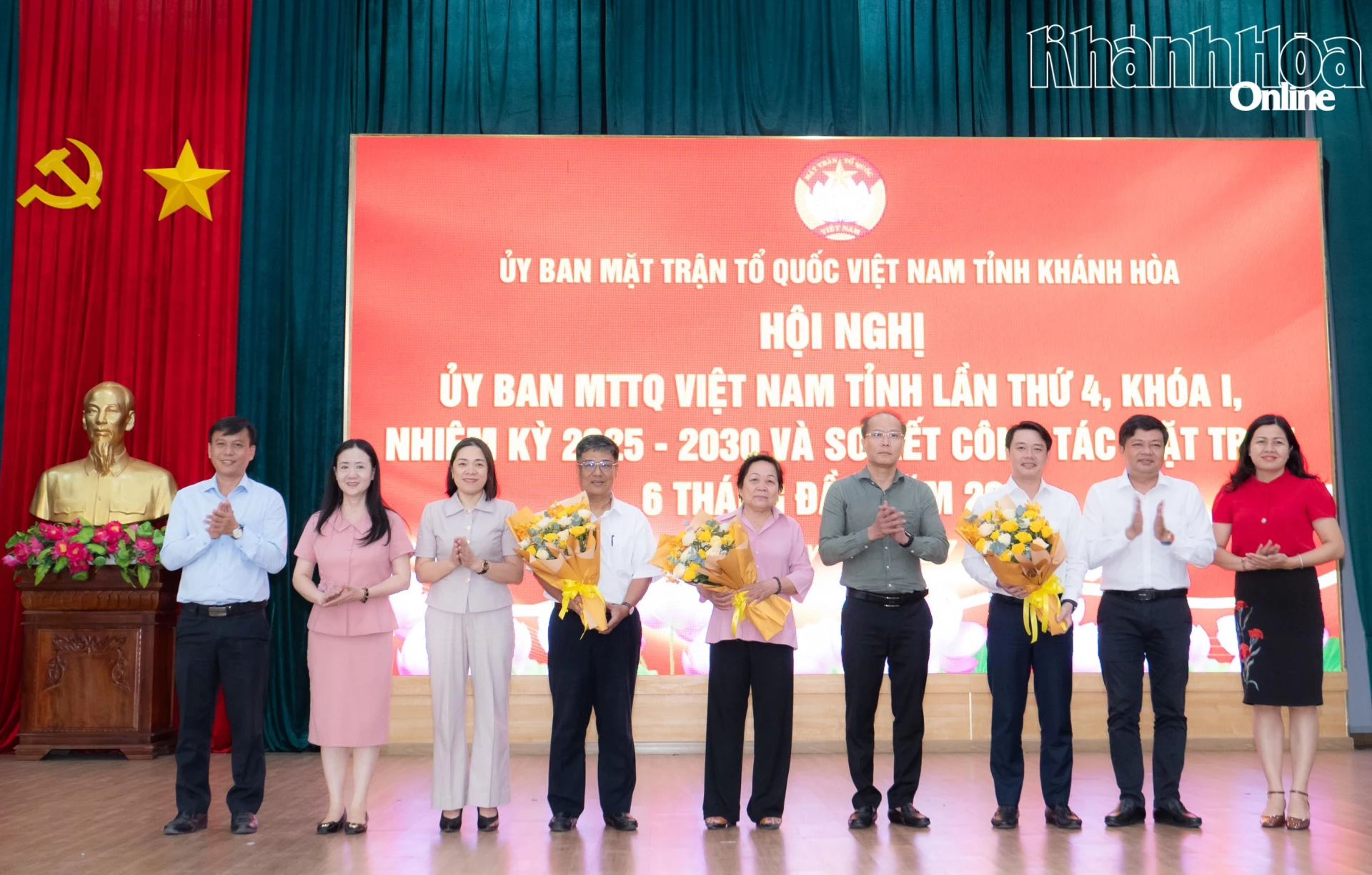Các đồng chí trong Ban Thường trực Ủy ban MTTQ Việt Nam tỉnh tặng hoa chúc mừng các ông, bà vừa được hiệp thương.