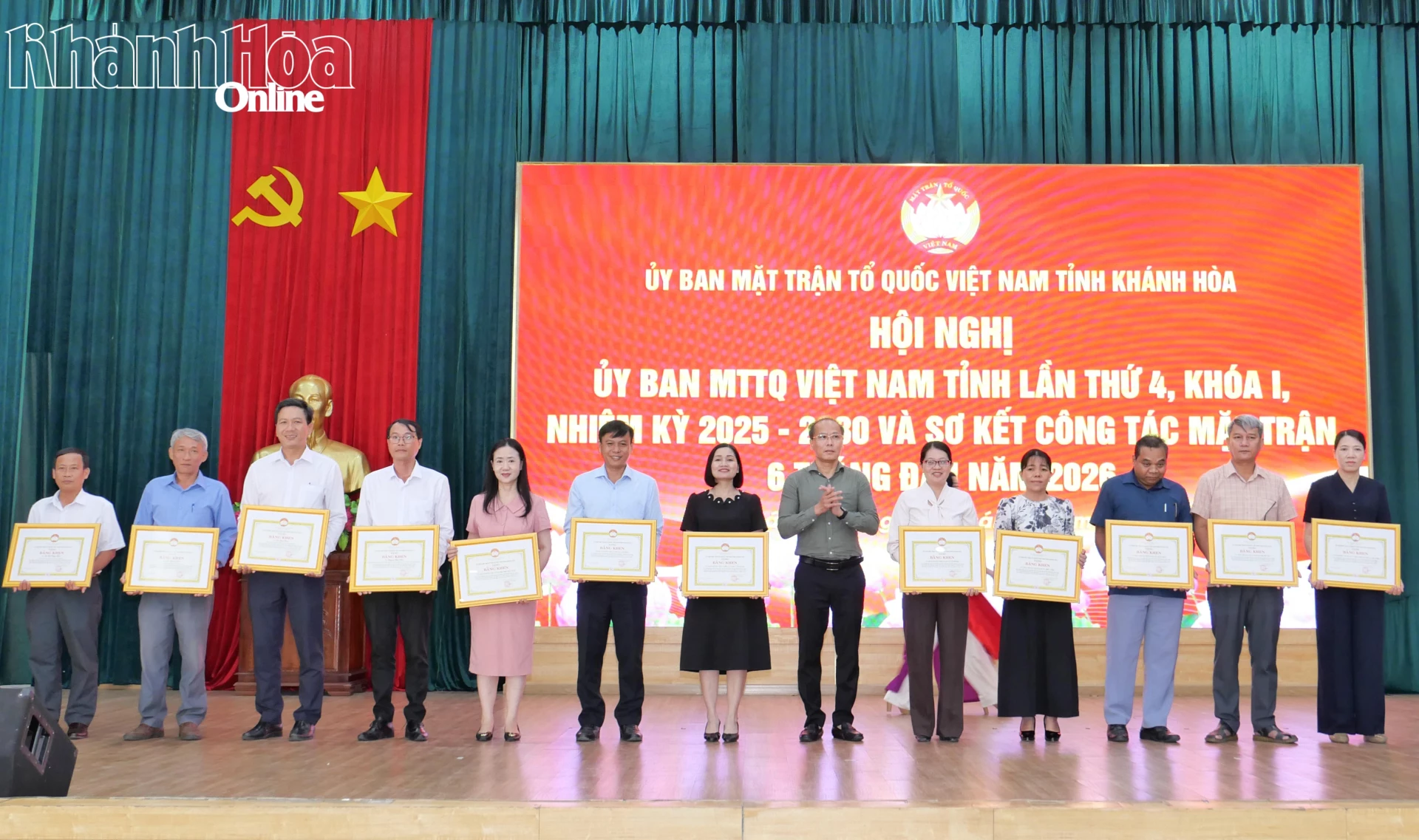 Phó Bí thư Tỉnh ủy, Chủ tịch Ủy ban MTTQ Việt Nam tỉnh Nguyễn Khắc Hà trao bằng khen cho các tập thể và cá nhân.