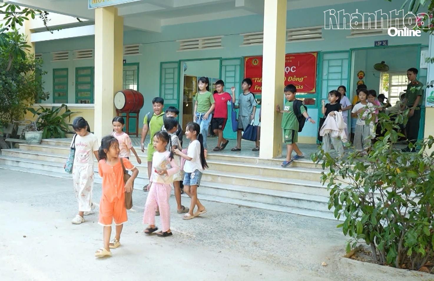 Kết thúc buổi học, các em hào hứng ra về.