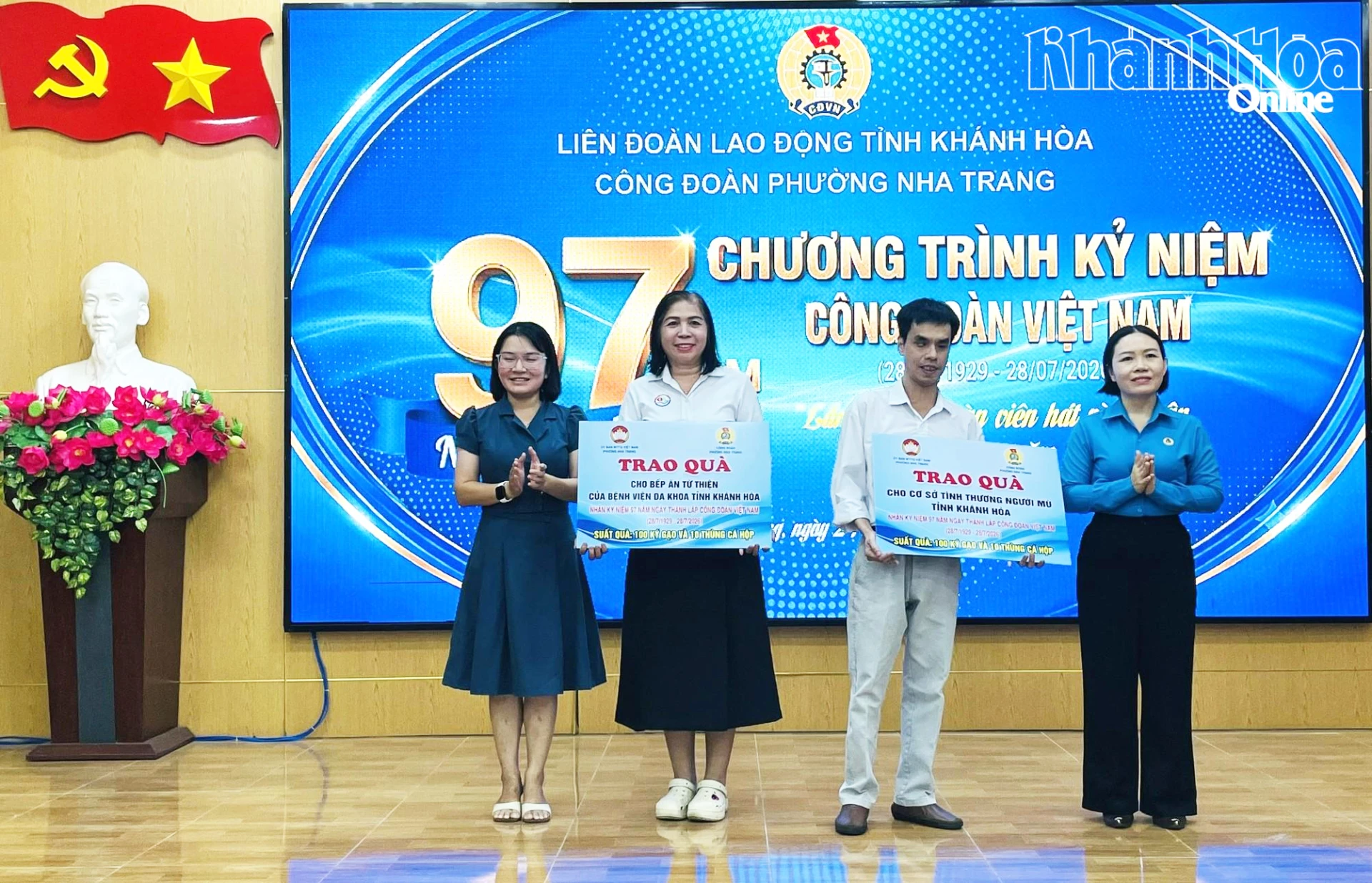 Công đoàn phường Nha Trang trao bảng tượng trưng hỗ trợ gạo và cá hộp cho 2 cơ sở thiện nguyện.