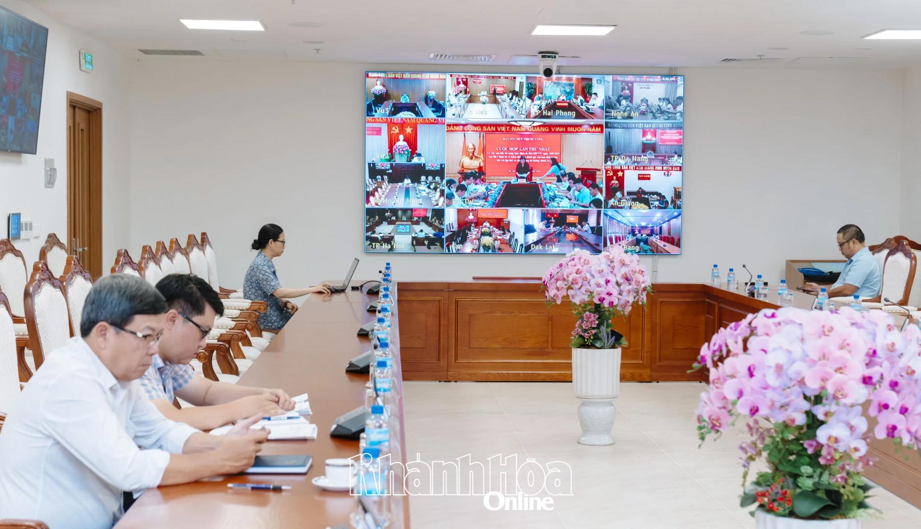 Cuộc họp được tổ chức trực tiếp kết hợp trực tuyến.