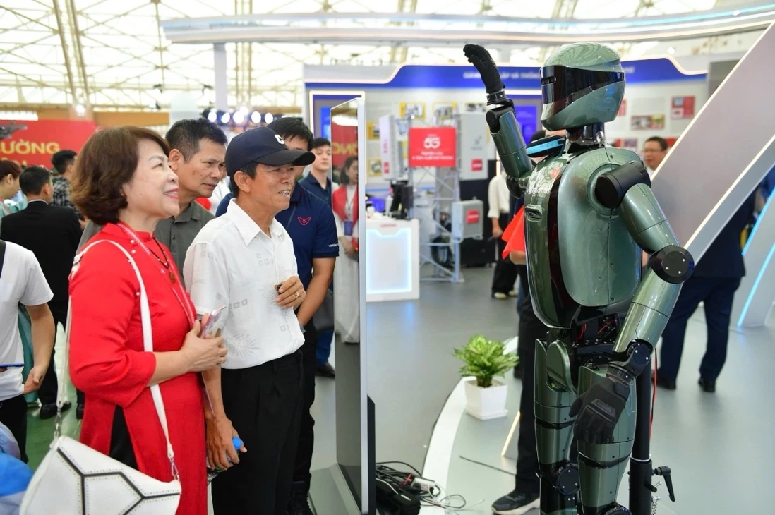 Người dân tương tác với robot trước không gian triển lãm của Bộ Khoa học và Công nghệ trong khuôn khổ Triển lãm 80 năm hành trình độc lập - tự do - hạnh phúc _Ảnh: baochinhphu.vn