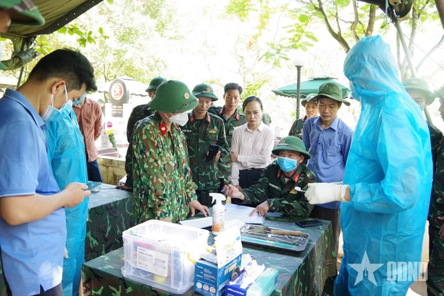 Đội Quy tập 584, Bộ CHQS tỉnh Quảng Trị lấy mẫu hài cốt liệt sĩ tại Nghĩa trang Liệt sĩ Quốc gia Trường Sơn.