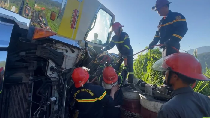 [Video] Cứu tài xế bị mắc kẹt sau vụ tai nạn lật xe