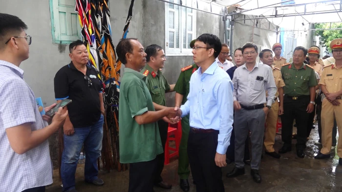 [Video] Lãnh đạo UBND tỉnh Khánh Hòa và Công an tỉnh Khánh Hòa thăm hỏi gia đình các nạn nhân vụ tai nạn giao thông đặc biệt nghiêm trọng tại Đồng Nai