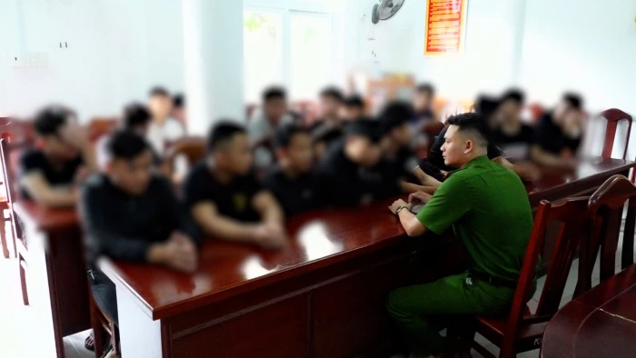 [Video] Xác minh nhanh, xử lý nhóm thanh thiếu niên dùng chổi rượt đuổi đánh nhau trong đêm