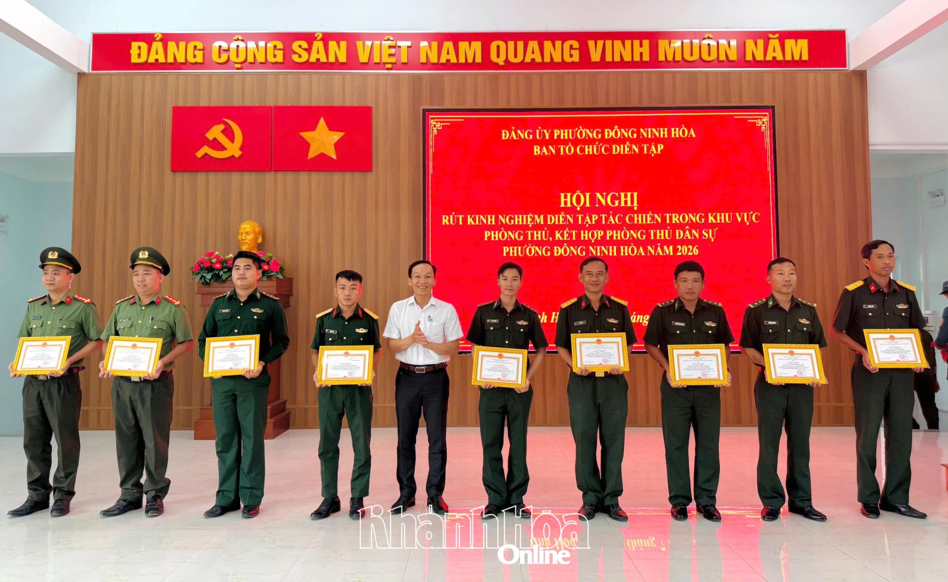 Khen thưởng cho các cá nhân xuất sắc.