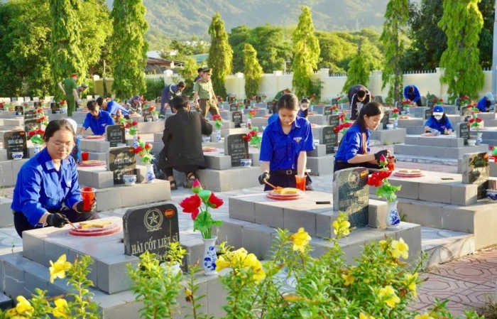 Tuổi trẻ phường Cam Ranh ra quân sơn sửa hơn 300 phần mộ liệt sĩ 