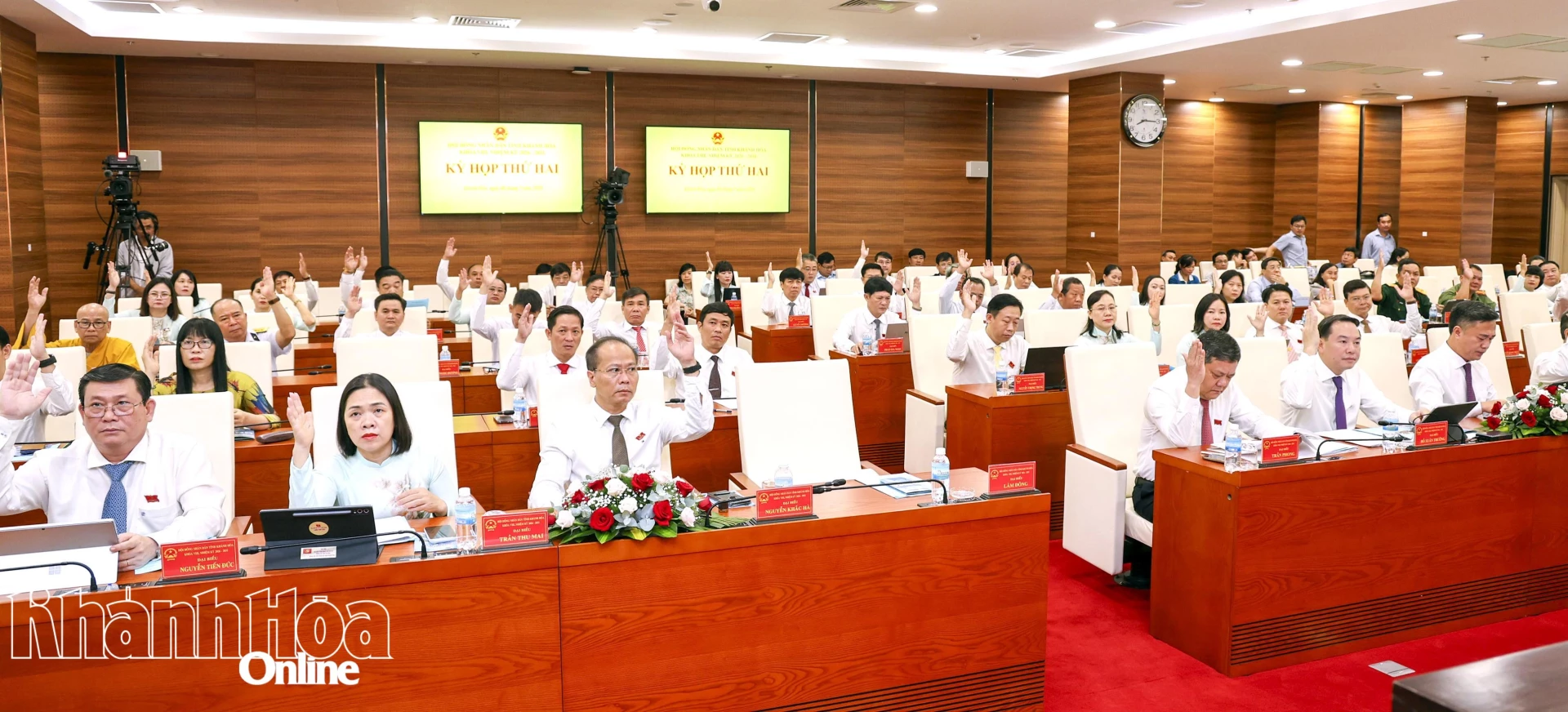 Các đại biểu biểu quyết thông qua chương tình kỳ họp 