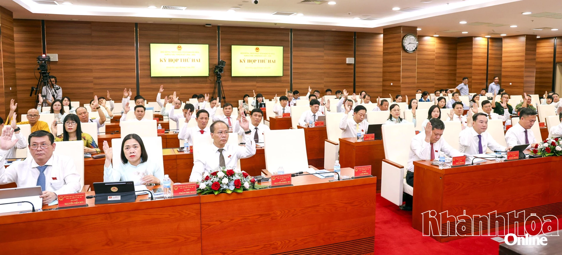 Các đại biểu biểu quyết thông qua chương tình kỳ họp