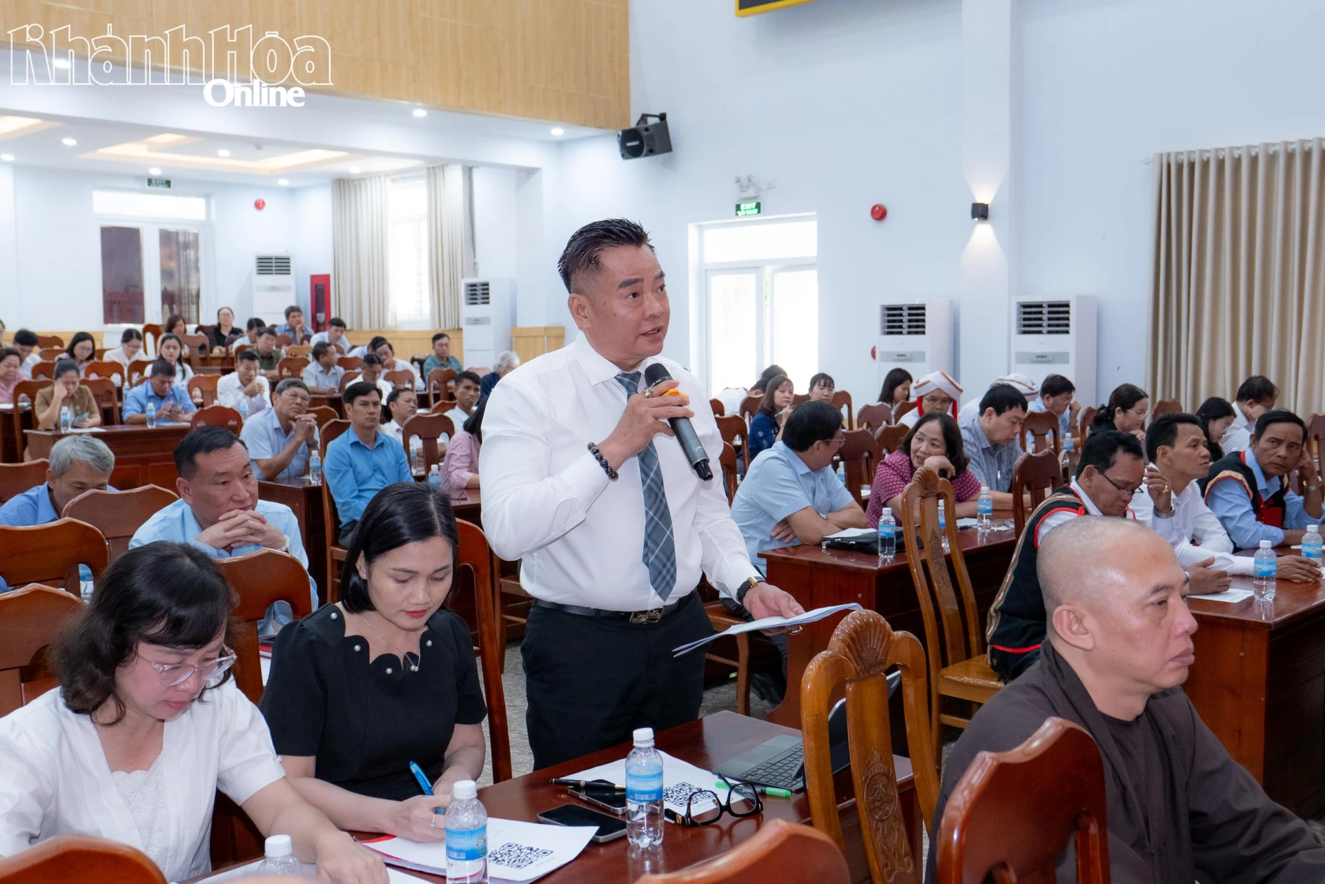 Các đại biểu dự họp tham giá ý kiến.