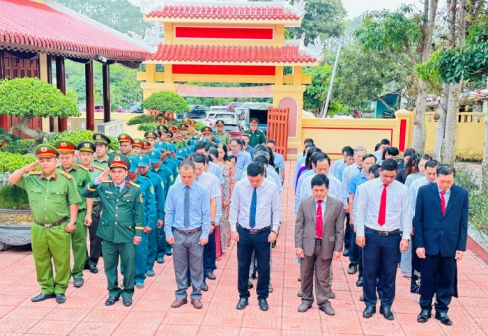 Xã Khánh Sơn và Tây Khánh Sơn dâng hương tri ân các anh hùng liệt sĩ