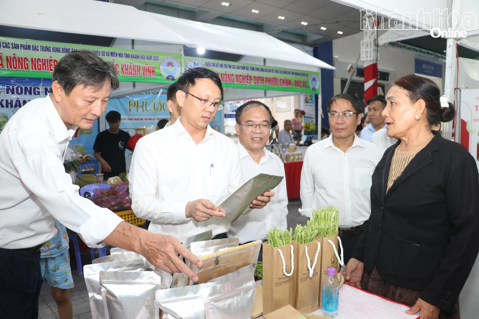 Các đại biểu tham quan gian hàng.