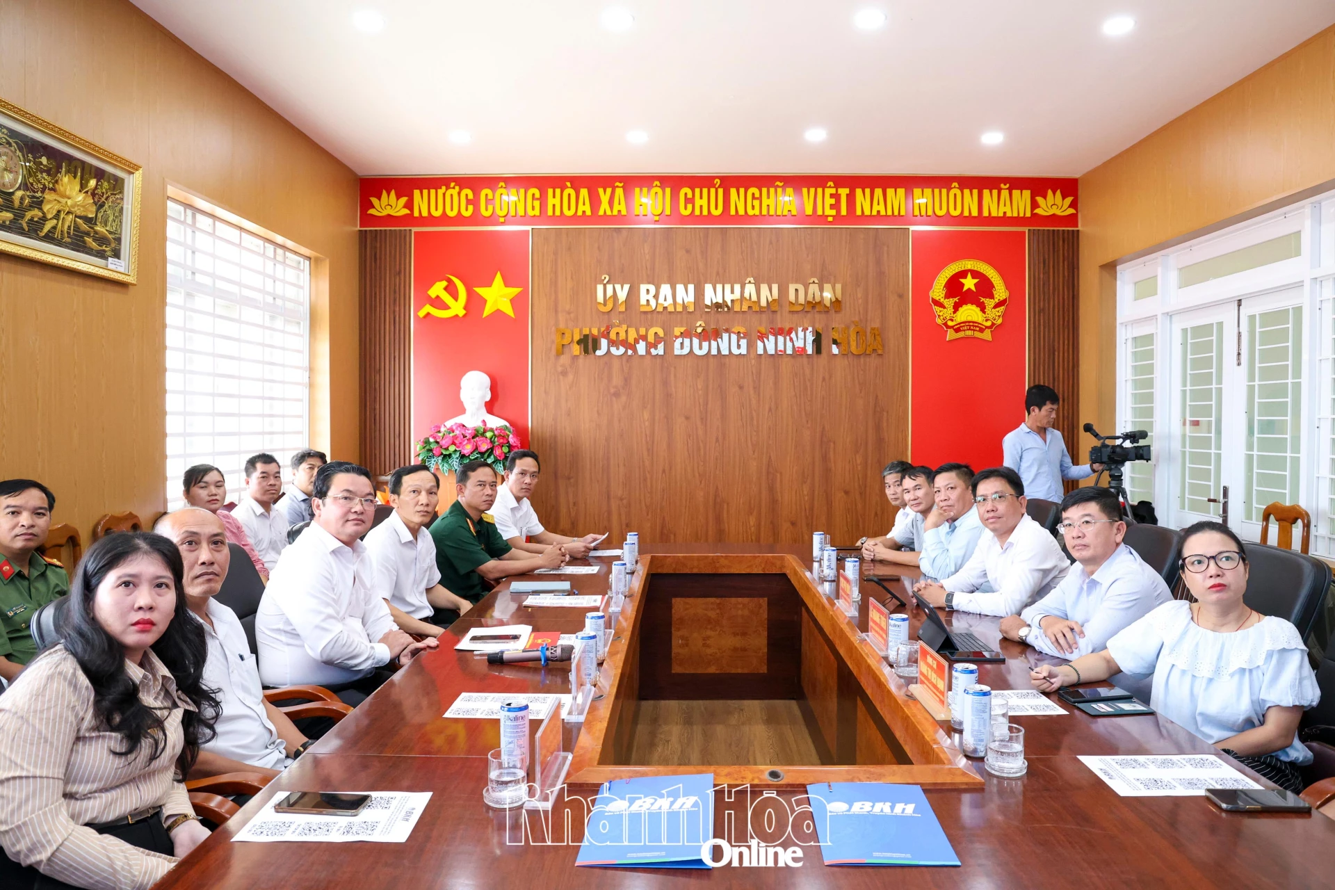 Các đại biểu xem video clip giới thiệu bộ nhận diện thương hiệu và giới thiệu về Báo và PTTH Khánh Hòa.