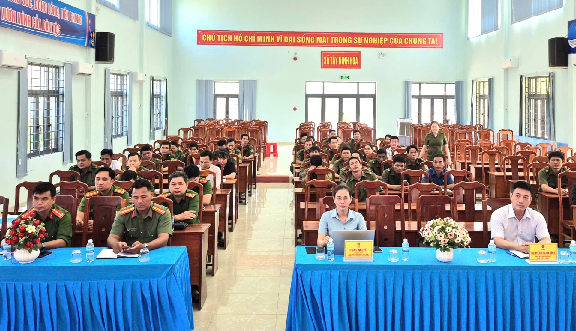 Các đại biểu tham dự hội nghị.