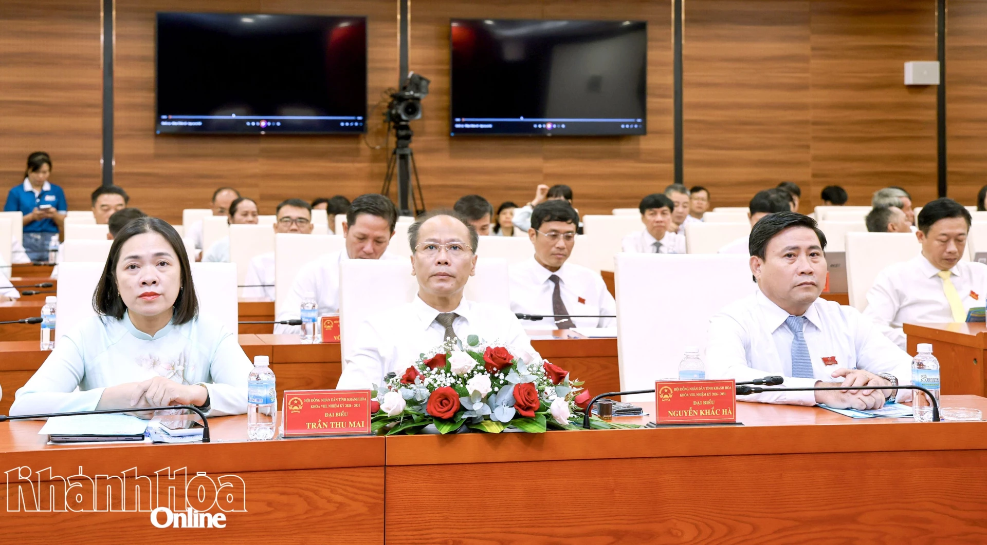 Các đồng chí Lâm Đông, Nguyễn Khắc Hà và các đại biểu tham dự kỳ họp.