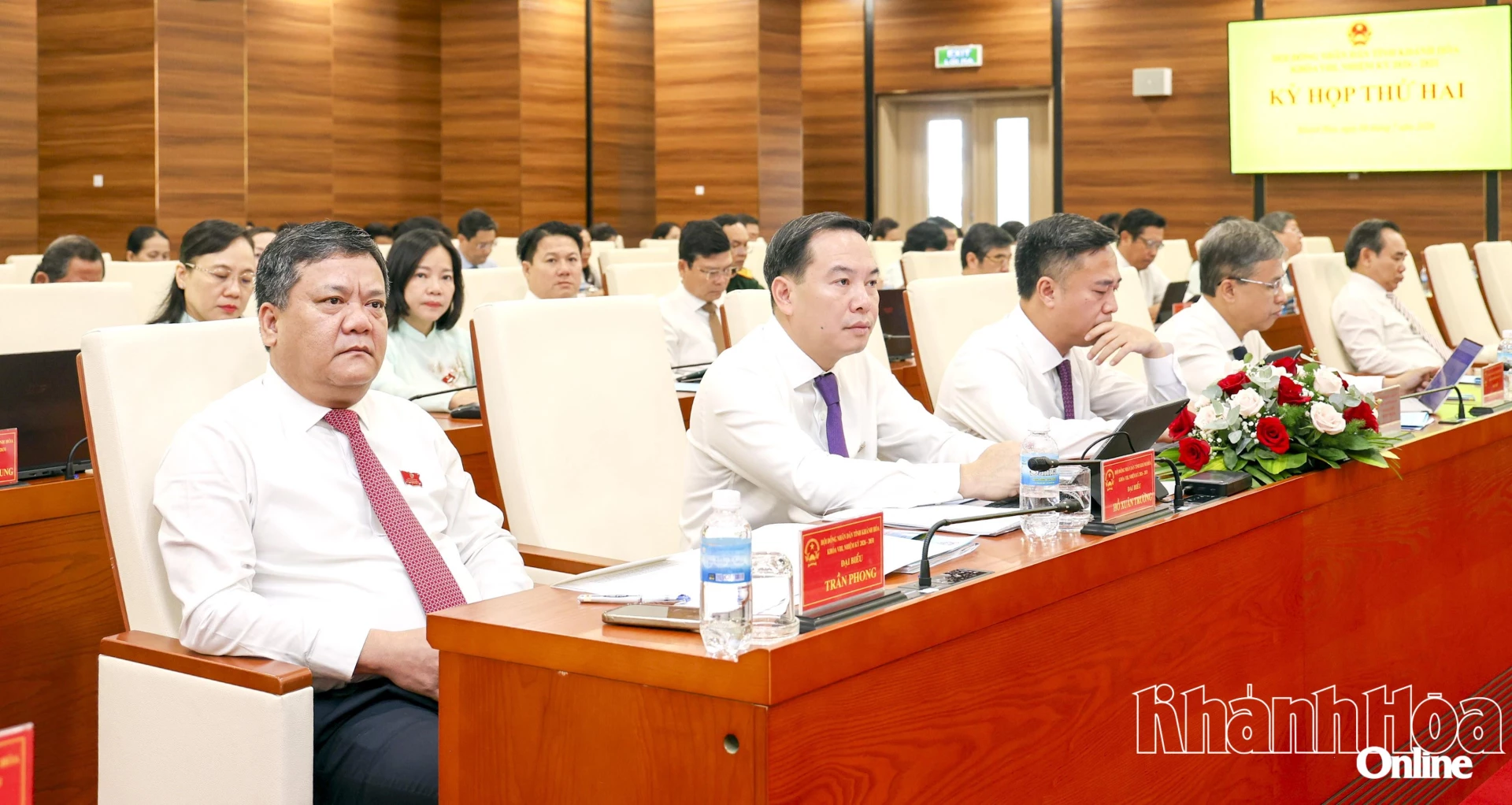 Các đồng chí Trần Phong, Hồ Xuân Trường, Nguyễn Việt Hùng và các đại biểu tham dự kỳ họp
