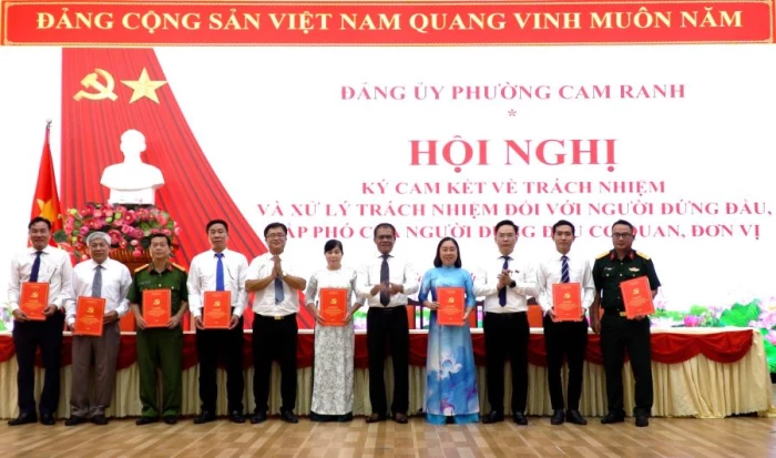 Phường Cam Ranh công bố các quyết định về công tác cán bộ 